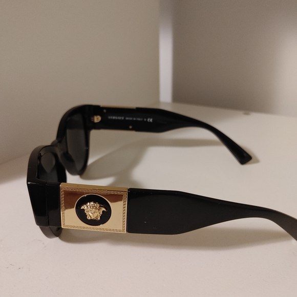 Women's Versace polarized sunglasses. - Picture 2 of 4